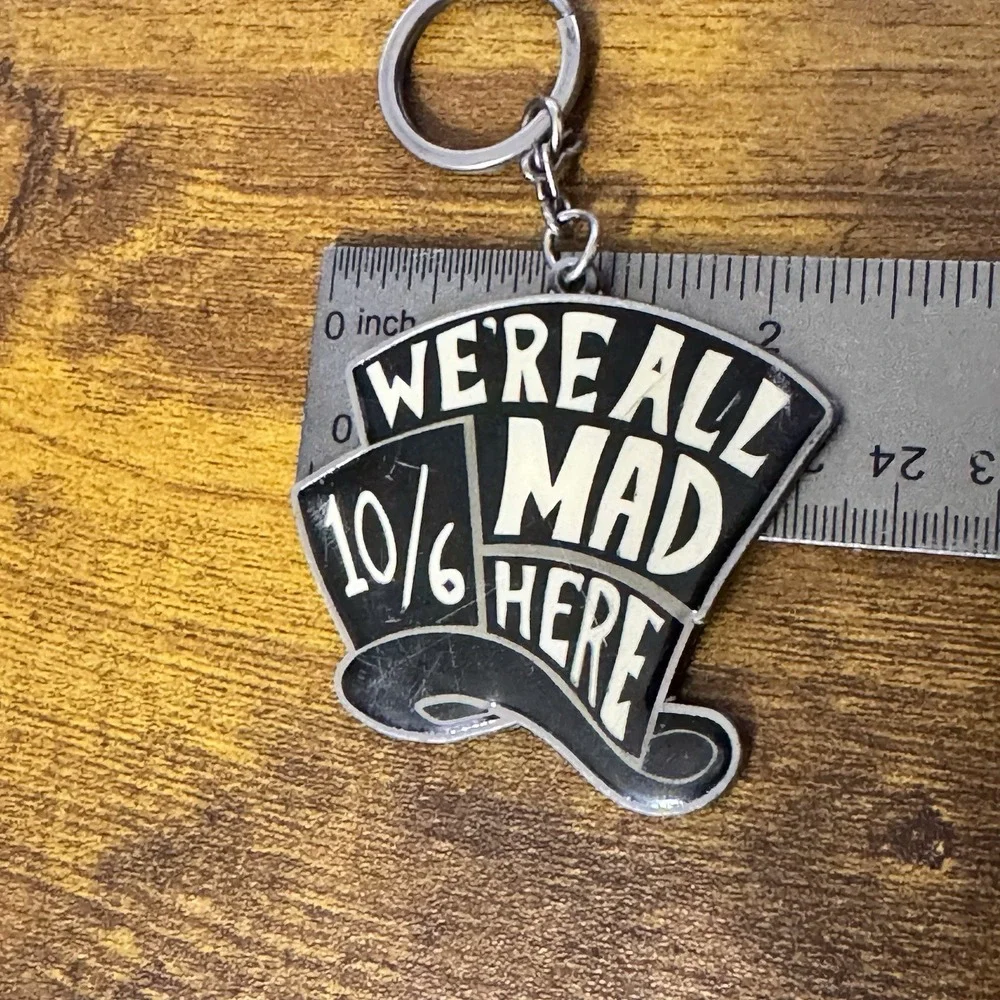 Disney Alice Wonderland Keychain Mad Hatter‎ 10/6 Black White Metal Vintage